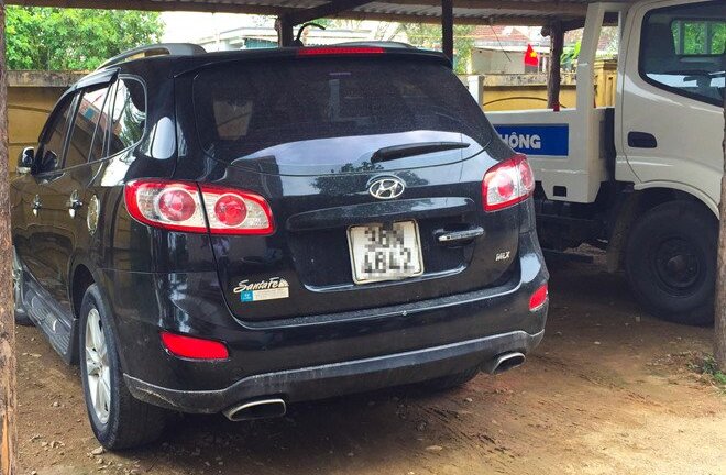 Bị dừng xe, tài xế ôtô lao xe vào tổ cảnh sát giao thông