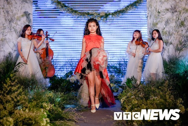 Mẫu nhí Hà thành tự tin trình diễn thời trang trên sàn catwalk