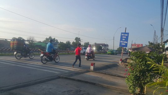 Bị kiểm tra túi xách, nam thanh niên rút dao tấn công cảnh sát