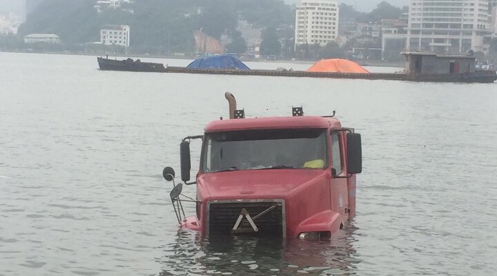 Xe container trượt bánh, trôi xuống vịnh Hạ Long