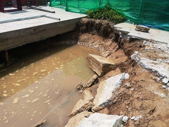 Đường kè sông Tiền ở Tiền Giang xuất hiện nhiều vết nứt, sụt lún