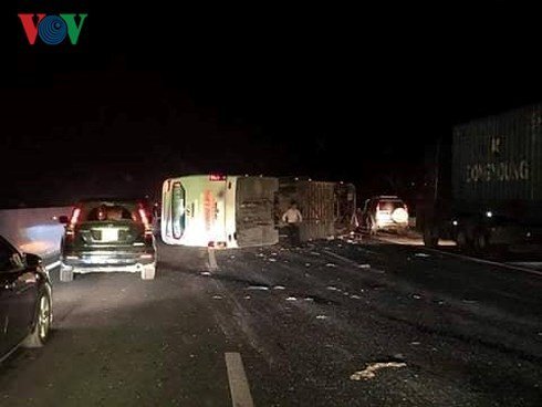Ôtô độ đèn khủng bon bon trên quốc lộ: Cục Đăng kiểm Việt Nam từ chối kiểm định