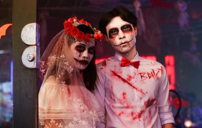 'Ma quỷ' tràn xuống phố đi bộ Sài Gòn đêm Halloween