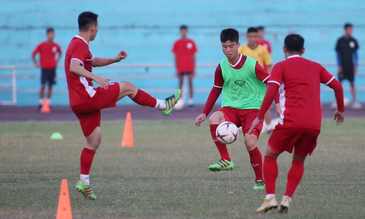 Tuyển thủ Việt Nam tập buổi đầu tại Lào, mặt sân cứng như... bê tông