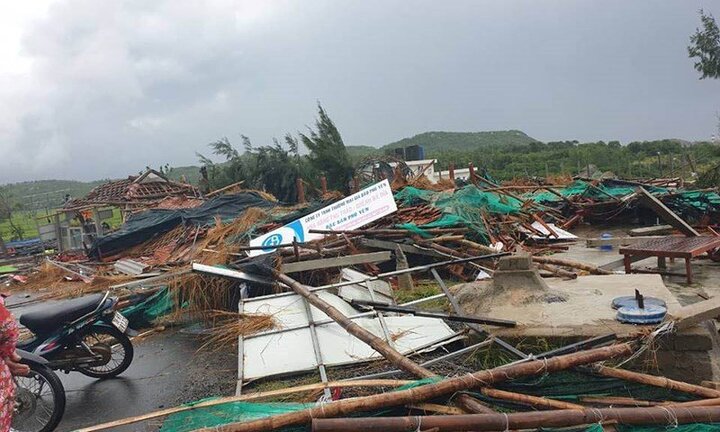 Lốc xoáy cuốn phăng nhiều hàng quán ở Phú Yên, hàng chục du khách bị thương