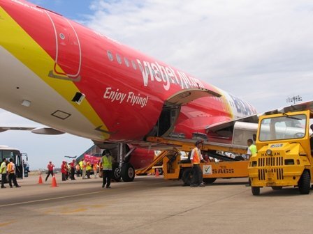 Định hành hung nhân viên Vietjet, một hành khách bị khống chế