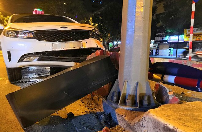Tài xế bỏ đi mất hút sau khi tông gãy trụ đèn cầu vượt ở Hà Nội
