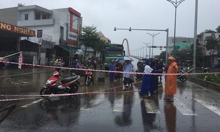 Mưa ngập lịch sử ở Đà Nẵng: Cầu vượt lớn nhất Việt Nam tê liệt