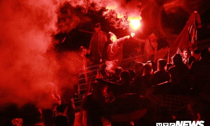 CĐV Hà Nội đội mưa nhảy múa, hò reo 'nổ tung' Hàng Đẫy sau bàn thắng của đội tuyển Việt Nam