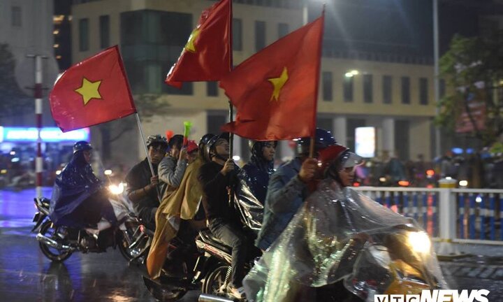 Tuyển Việt Nam hoà đáng tiếc, cổ động viên Huế vẫn đội mưa lũ đi 'bão'