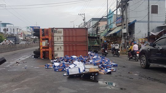 Sau tiếng nổ lớn, container lật nhào trên quốc lộ, bia văng tứ tung