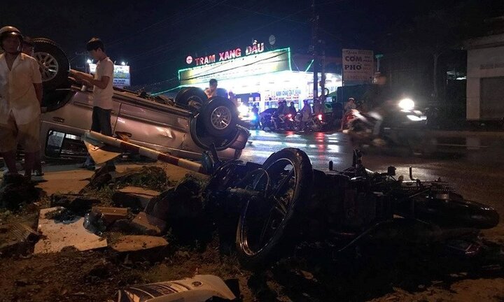 Đâm đôi nam nữ thương vong sau va chạm, ô tô lật ngửa trên vỉa hè