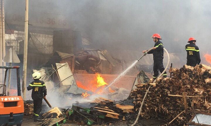 Ảnh: Đám cháy khủng khiếp, thiêu rụi nhiều căn nhà ở Đồng Nai