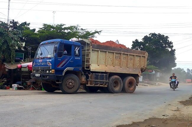 Xe hai biển số chở quá khổ ngang nhiên vi vu trên quốc lộ ở Lâm Đồng