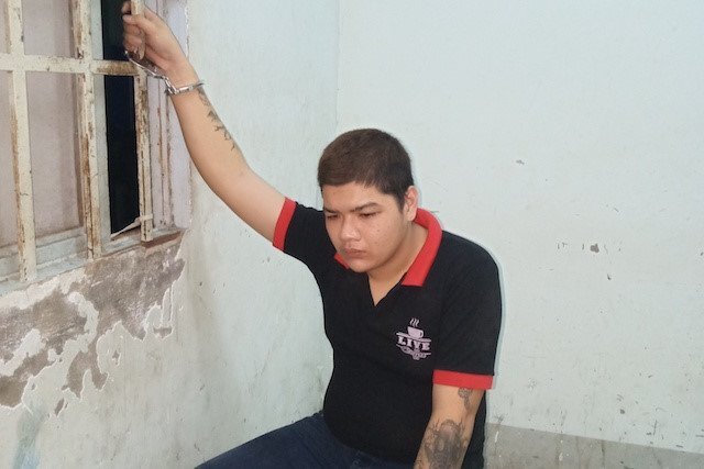 Ngã trong lúc bỏ chạy, 2 tên cướp điện thoại bị tóm gọn