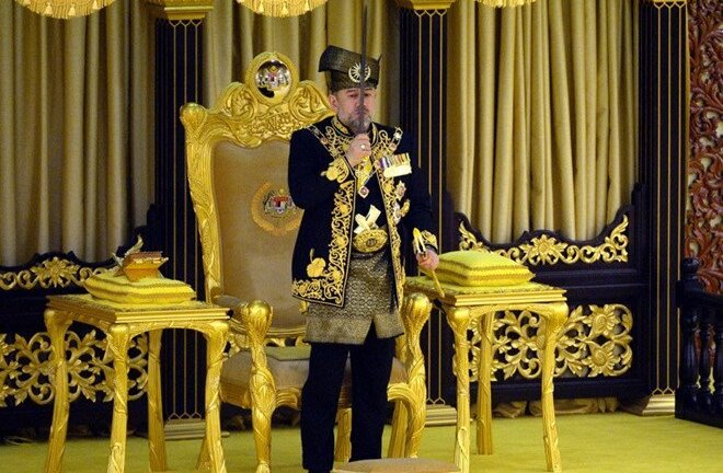 Vua Malaysia bất ngờ thoái vị sau khi cưới hoa khôi người Nga