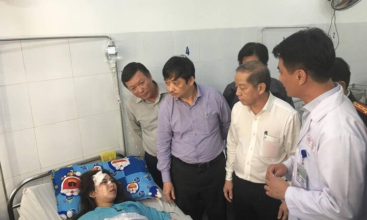 Xe khách chở 21 người lao xuống vực ở đèo Hải Vân: Hỗ trợ các nạn nhân gặp nạn