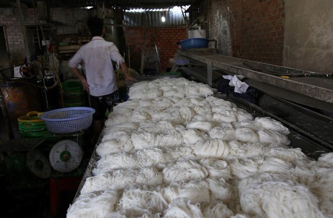 Phát hiện hơn 2 tấn bún bẩn cùng nhiều bao hoá chất bảo quản, tẩy trắng ở TP.HCM