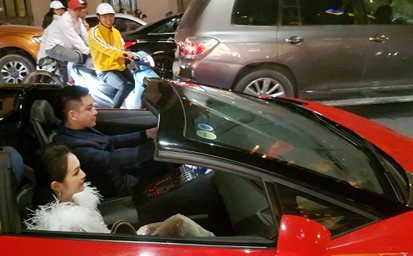 Soi 'siêu bò' Lamborghini Aventador Tuấn Hưng lái đưa vợ 'đi bão' mừng đội tuyển Việt Nam