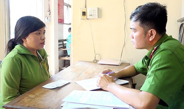 Nữ giúp việc móc ruột hơn hàng trăm triệu đồng từ heo đất của chủ