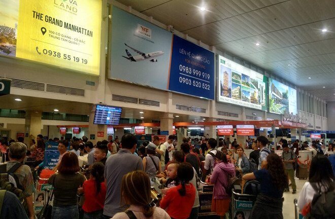 Sân bay Tân Sơn Nhất quá tải, nhiều hành khách lỡ chuyến bay