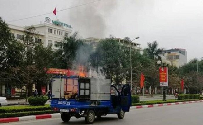 Chở nồi bánh chưng 'đang nấu', xe tải bốc cháy trên phố ở Thanh Hóa