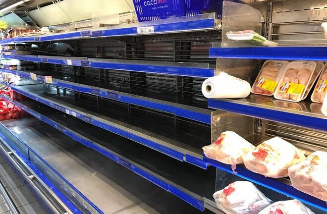 Chưa đến giờ đóng cửa 30 Tết, siêu thị ở TP.HCM đã được vét sạch hàng