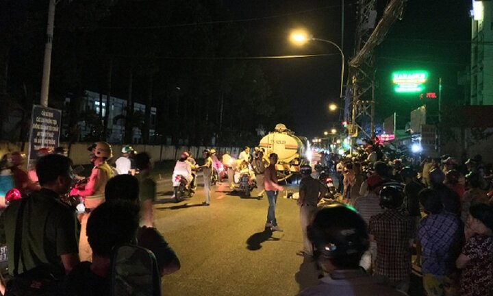 Xe bồn cán chết người phụ nữ trong đêm ở TP.HCM