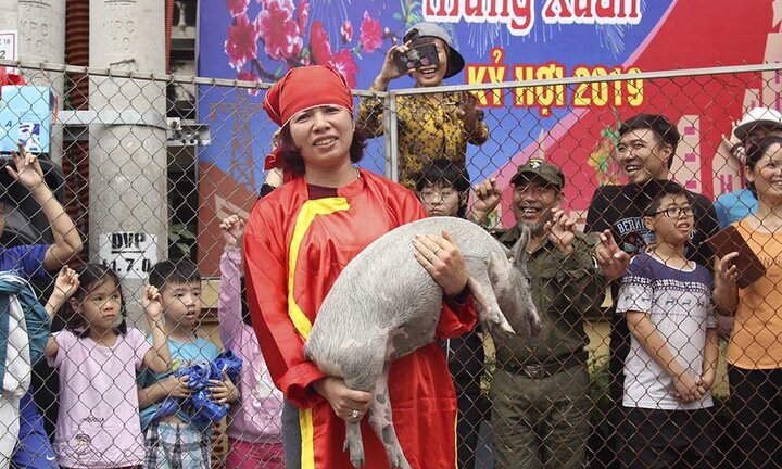 Quý cô không chịu thua đấng mày râu nhảy ùm xuống ao bắt vịt, bịt mắt bắt lợn