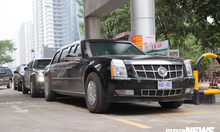 Cận cảnh 'Quái thú' của Tổng thống Trump đổ xăng ở Hà Nội