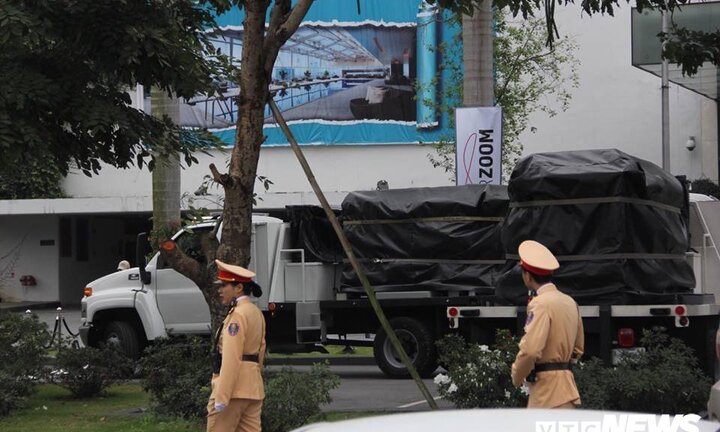 Đoàn xe chở trang thiết bị phục vụ Tổng thống Mỹ tiếp tục đổ bộ khách sạn Marriott