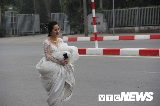 Cấm đường bảo vệ Hội nghị Mỹ - Triều, xe rước dâu chôn chân ngoài đại lộ, cô dâu chú rể xách váy chạy bộ