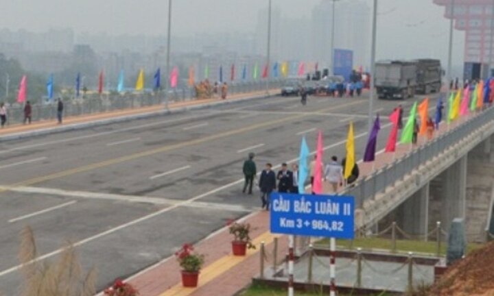 Thông quan cây cầu nối Việt Nam - Trung Quốc