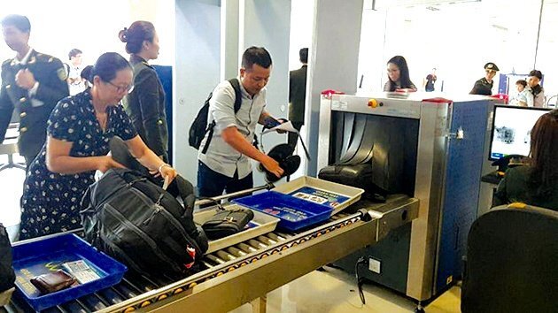 Thản nhiên trộm đồ ngay khu vực soi chiếu an ninh sân bay