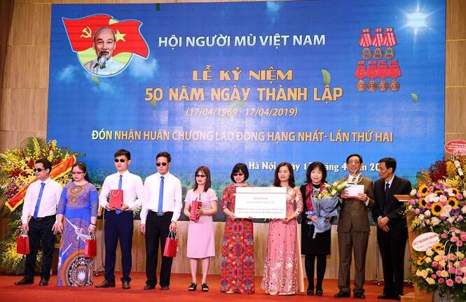 Tặng 1000 điện thoại '9999 hy vọng' giúp người khiếm thị ‘nhìn thấy cả thế giới’
