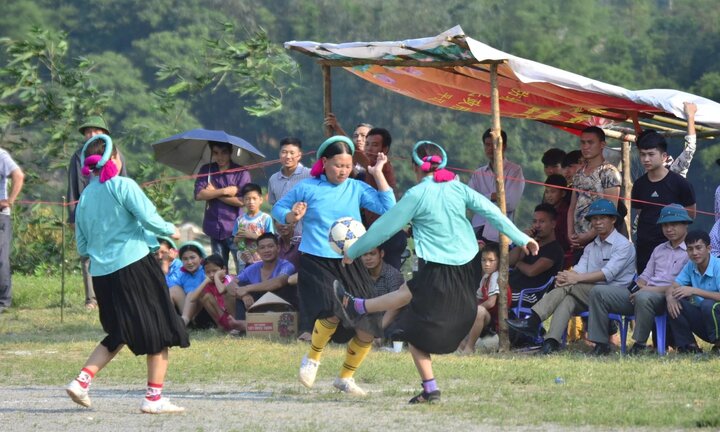 Ảnh: Chị em mặc váy hùng hục đá bóng, đàn ông đứng ngoài hò reo