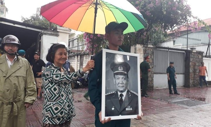 Người dân TP.HCM đội mưa tiễn đưa linh cữu Đại tướng Lê Đức Anh về đất mẹ