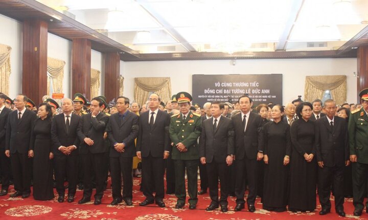 Ảnh: Lãnh đạo TP.HCM viếng nguyên Chủ tịch nước Lê Đức Anh