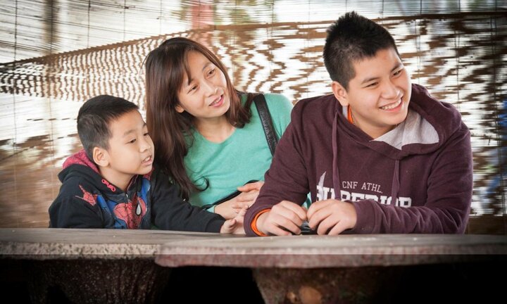 Người mẹ bỏ việc, 15 năm lặn lội tìm con chữ cho con trai tự kỷ