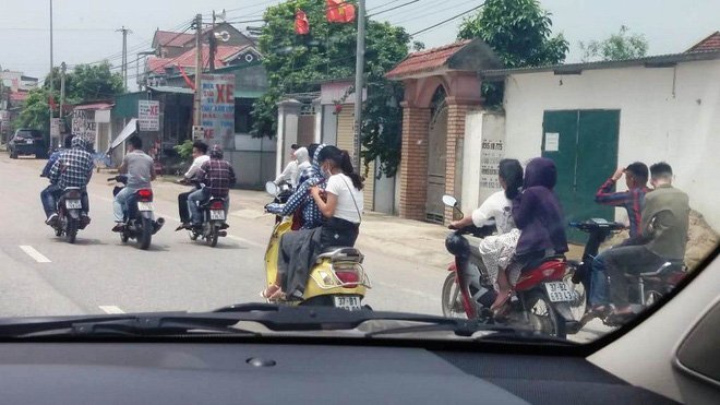 Đoàn xe máy đưa dâu không mũ bảo hiểm tạt đầu ô tô, nghênh ngang dàn hàng trên quốc lộ 1