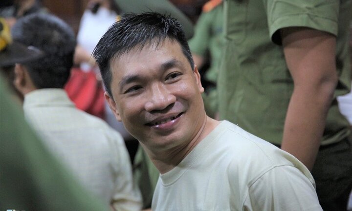 Nụ cười của Văn Kính Dương ở tòa và đứa bé không chịu gọi 'bố'