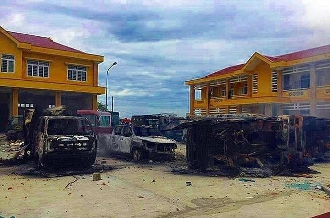 28 năm tù cho 2 kẻ gây rối, phóng hỏa đốt 4 ô tô của cảnh sát cơ động