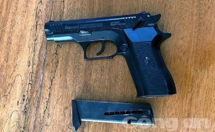 Chê tiền bo ít, nữ tiếp viên gọi người mang súng đến 'xử' khách