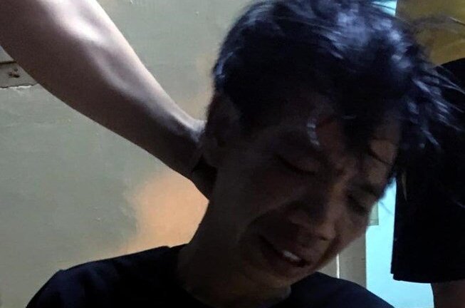 Cảnh sát nhập vai xe ôm giải cứu con tin bị kẻ ngáo đá kề dao khống chế
