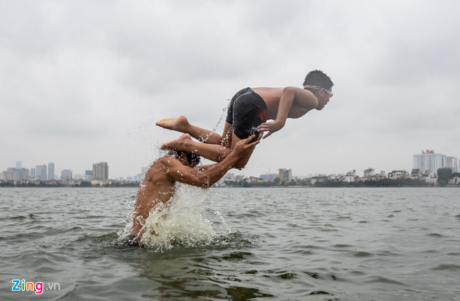 Mặc nguy hiểm, dân Thủ đô vẫn nô nức ra bãi tắm tự phát ở hồ Tây bơi lội