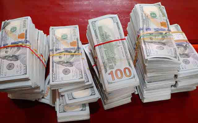 Bị truy đuổi, nhóm người bỏ chạy, vứt lại gần nửa triệu USD