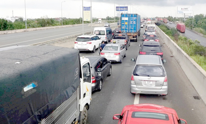Ùn tắc nghiêm trọng cửa ngõ TP.HCM: Tiền đâu mở đường giải vây?
