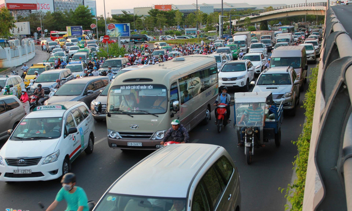 Giám đốc Công an TP.HCM: Chỉ thiếu cảnh xe máy leo nóc ôtô khi ùn tắc