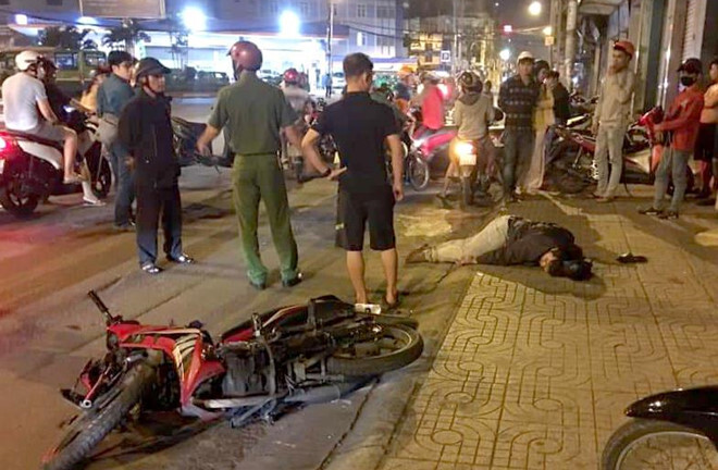 Đâm thanh niên chạy xe SH, tên cướp ở TP.HCM bị đánh bầm dập
