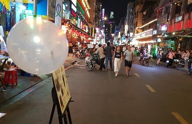 TP.HCM cấm hàng quán kinh doanh bóng cười trên phố Bùi Viện